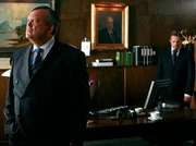 Firmenchef Harald Schr&ouml;der-Olsen (Per Jansen, li.) und sein Sohn Odin (Anders Dale) sind in dunkle Gesch&auml;fte verwickelt.