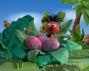 Ernie findet auf der Suche nach etwas Essbarem ein riesengroßes Ei.