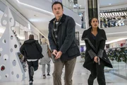Supervisory Special Agent Jess LaCroix (Julian McMahon, l.); Special Agent Sheryll Barnes (Roxy Sternberg, r.)