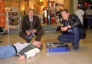 Die beiden Kommissare Kehler (Wolfgang Bathke, li.) und Bonhoff (Wolfgang Krewe) sind am Tatort eingetroffen und versuchen die Umstände der Tat zu rekonstruieren.