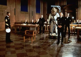 Carl Brashear (Cuba Gooding Jr., l.) muss vor Gericht den Tragetest des bei der Marine neu eingef&uuml;hrten Tauchanzuges bestehen. Leslie W. "Billy" Sunday (Robert De Niro, 2.v.r.) steht ihm bei.
