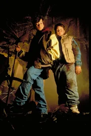 Gespannt warten Jeff (Edward Furlong, l.) und sein Kumpel Drew (Jason McGuire, r.) was mit dem soeben begrabenen Vierbeiner passiert ...