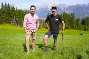 Richard Deutinger und Schäfer Johannes Flatz (rechts) am Hauser Kaibling, im Hintergrund Dachsteinmassiv aufgenommen während ServusTV´s Heimatleuchten "Schladming-Dachstein mit Richard Deutinger".