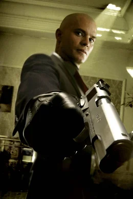 Nur der Strichcode in seinem Nacken verr&auml;t, dass Agent 47 (Timothy Olyphant) aus dem Labor einer geheimen Organisation hervorgegangen ist. Als sich seine Auftraggeber jedoch gegen ihn wenden, beginnt eine rasante Jagd nach dem Killer ...