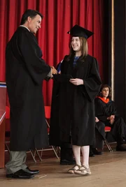 (v.l.n.r.) Direktor Whitmore (Ted McGinley); Mindy (Eden Sher)