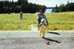 Als Gage (Miko Hughes, M.) losrennt, geraten Louis (Dale Midkiff, r.) und Jud (Fred Gwynne, l.) in Panik &ndash; ein Wettlauf gegen das Schicksal beginnt.