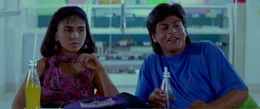 Anna (Suchitra Krishnamoorthi, l.) und Sunil (Shah Rukh Khan, r.)   +++ Die Verwendung des sendungsbezogenen Materials ist nur mit dem Hinweis und Verlinkung auf RTL+ gestattet. +++