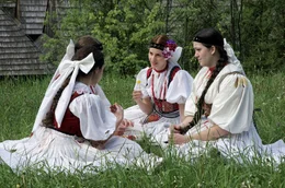 Die M&auml;dchen aus dem Dorf unterhalten sich &uuml;ber ein gro&szlig;es Geheimnis
