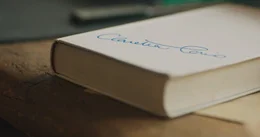 Ein Buch mit der Aufschrift Claretta Cerio.