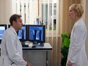 Dr. Kathrin Globisch (Andrea Kathrin Loewig) macht Dr. Martin Stein (Bernhard Bettermann) Vorwürfe, ihren Patienten Georg Büttner hinter ihrem Rücken zu einer Operation überredet zu haben, und so ihre ganzheitliche Therapie in Frage zu stellen. Doch Martin kann Kathrin beruhigen - Georg Büttner hat sich aufgrund des schnellen Genesungsprozesses von Stefan Merck für eine OP entschieden.