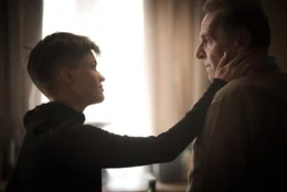 Grace (Ruby Rose) nimmt Abschied von Vater William Lewis (Tom Wilkinson), dem Kopf der "Black Swans".