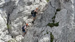 Franz Scheikl auf dem nach ihm benannten Kletterstein.