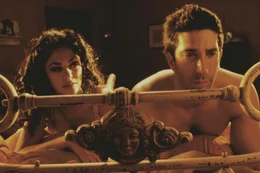 Nach all den Wundern, die geschehen sind, will Desi (Maria Grazia Cucinotta, l.), die meistfrequentierte Hure der Stadt, ihren Job aufgeben, was nat&uuml;rlich ihrem st&uuml;rmischen Liebhaber, dem Priester des Ortes (David Schwimmer, r.), nicht gef&auml;llt ...