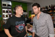 Carlos (Patrick Fernandez, r.) fragt sich und Michael "Michi" (Lars Pape), ob er von Zoe doch nur benutzt wird.