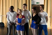 Isaac (Terique Jarrett, l.), Lena (Jessica Lord, 2.v.l.), Nico (Jake Swift, M.), Ines (Eubha Akilade, 2.v.r.) und Jeff (Castle Rock Peters, r.) sind voller Bewunderung für die Tänzer der CJ Compagnie, mit denen sie in den nächsten Wochen zusammen trainieren dürfen.