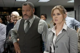 Perry White (Laurence Fishburne) und seine Mitarbeiterin, Lois Lane (Amy Adams) beobachten mit Staunen, was sich nach Zods Einfall auf der Erde abspielt.