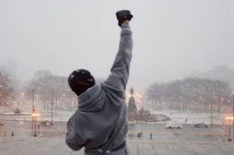 Die lebende Legende Rocky Balboa (Sylvester Stallone) hat dem Boxsport den R&uuml;cken gekehrt. Doch als eine Fernsehshow einen virtuellen Boxkampf zwischen ihm und dem amtierenden Weltmeister ausstrahlt, wird Rockys Boxleidenschaft und Siegeswillen geweckt ...