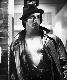 Auf Anraten seiner &Auml;rzte h&auml;ngt Rocky (Sylvester Stallone) seine Boxhandschuhe an den Nagel und nimmt einen Job als Geldeintreiber an.