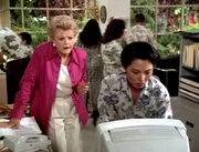 Jessica Fletcher (Angela Lansbury) und Sharon Matsumoto (Tomita Tamlyn) begeben sich auf die Suche nach dem verschwundenen Danny Kinkaid.