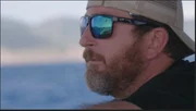 CBP AMO Agent Jeff blickt über das Wasser, während er einen Einsatz in Fajardo, P.R., leitet (Lucky 8 TV/Paul Taggart).