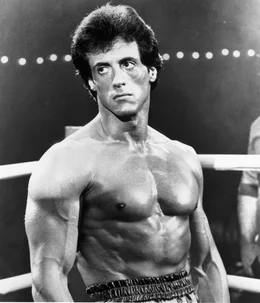 Rocky (Sylvester Stallone) hat alles erreicht: Weltmeistertitel, Luxusvilla, teure Ma&szlig;anz&uuml;ge - bis er eines Tages auf den st&auml;rksten und gef&auml;hrlichsten Gegner trifft, der ihm je gegen&uuml;ber stand ...