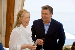 Immer wieder treffen sie aufeinander: Jane (Meryl Streep) und Ex-Mann Jake (Alec Baldwin). W&auml;hrend er eine neue Frau an seiner Seite hat, gibt Jane den zufriedenen Single.
