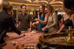 Gloria (Julianne Moore, 2. v. re.) am Spieltisch.