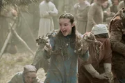 Birdy (Bella Ramsey, vorne l.)
