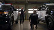 Officer Lucy Chen (Melissa O'Neil) und Officer Tim Bradford (Eric Winter) suchen gemeinsam in der Garage der Polizeistation nach einem verloren gegangenen Kind.