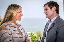 Nora (Tanja Wedhorn) k&uuml;mmert sich um den herzkranken Schulleiter Thorsten Thieme (Kai Ivo Baulitz).