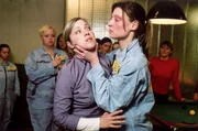 Yvonne (Christiane Paulick, vo.re.) greift sich nach einem versehentlichen Rempler Teresa (Nicole Ernst, vo.li.) und merkt, dass Teresa nach Alkohol riecht. Eine Falle f&uuml;r die alkoholkranke Yvonne...