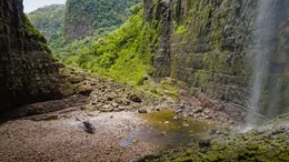 Das Gestein der Tepuis ist extrem alt &ndash; und an der Oberfl&auml;che sehr hart. &Uuml;ber Millionen von Jahren jedoch haben Canyons und H&ouml;hlensch&auml;chte den Fels durchschnitten &ndash; wie die 200 Meter tiefe &bdquo;Cueva del Fantasma&ldquo;. Der H&ouml;hleneingang ist so gro&szlig;, dass ein Hubschrauber darin landen kann.