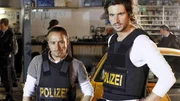 Semir (Erdogan Atalay, l.) und Ben (Tom Beck) finden die Mitglieder einer brutalen Drogengang erschossen in ihrem Versteck. Semir (Erdogan Atalay, l.) und Ben (Tom Beck) finden die Mitglieder einer brutalen Drogengang erschossen in ihrem Versteck.