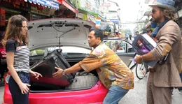 Die erste Begegnung mit Nik (Stephan Luca, re.) in Bangkok: Der Taxifahrer (Thanapol Chuksrida) h&auml;lt die anstrengende Eva (Julia Hartmann) f&uuml;r eine Hexe.