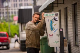 Bryan Mills (Liam Neeson)