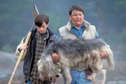 Die beiden Freunde Jeff Matthews (Edward Furlong, l.) und Drew Gilbert (Jason McGuire, r.) m&ouml;chten Drews Hund Zowie begraben. Das Tier wurde erschossen.