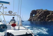 Ein Patrouillenboot der Guardia Civil fährt zwischen Freizeitbooten auf Mallorca, Balearen. Spanien. (National Geographic/Jose Antonio Gavilán Tobal)