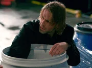 Varg Veum (Trond Espen Seim) findet die Leiche eines verschwundenen M&auml;dchens.