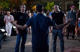 Diogo (Luis Da Silva Jr., M.) fordert Toretto (Vin Diesel, r.) und O'Conner (Paul Walker, l.) zu einem Duell heraus ...