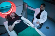 Überraschend taucht Bürgermeisterkandidatin Antonia Meiler (Muriel Baumeister, re.) bei Sarah Marquardt (Alexa Maria Surholt, li.) in der Sachsenklinik auf und bittet diese um Hilfe. Überraschend taucht Bürgermeisterkandidatin Antonia Meiler (Muriel Baumeister, re.) bei Sarah Marquardt (Alexa Maria Surholt, li.) in der Sachsenklinik auf und bittet diese um Hilfe.