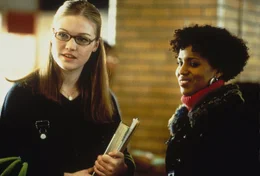 An der neuen Schule gelingt es Sara (Julia Stiles, l.) schon bald die Freundschaft Chenilles (Kerry Washington, r.) zu gewinnen. Eines Tages besuchen die beiden M&auml;dchen einen beliebten Treff in der Nachbarschaft ...