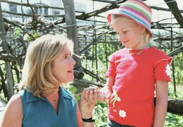 Barbara (Jutta Speidel, li.) und ihre Enkelin Anna (Soraya Richter) erkunden die Flora und Fauna des italienischen S&uuml;dens.