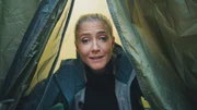 Irgendwo im Nirgendwo: Mit vollem Körpereinsatz testet Pia Osterhaus „Die Tricks der Outdoor-Industrie“ am eigenen Leib.