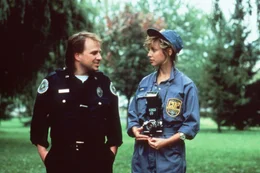 Zed (Bobcat Goldthwait, l.) erh&auml;lt von Laura (Corinne Bohrer, r.) den n&ouml;tigen Zuspruch ...