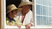 Jonathan Kondor und Marty Raney am Fenster des Lagercontainers von Kondors Homestead in Lovelock, Nevada.