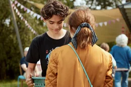 Enes und Martha treffen bei der Schnasselbude aufeinander (Konstantin Riesen, Lotta Herzog)