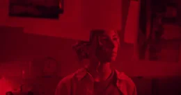 Sarah (Romy Amberg) entwickelt Bilder in der Dunkelkammer.