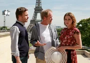 Mathieu Salmi (Wanja Mues, li.), seine Freundin Caroline Becker (Felicitas Woll) und der Kameramann Remy Favre (Guntbert Warns) sind mit dem Produzenten zerstritten. Mathieu Salmi (Wanja Mues, li.), seine Freundin Caroline Becker (Felicitas Woll) und der Kameramann Remy Favre (Guntbert Warns) sind mit dem Produzenten zerstritten.
