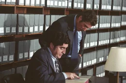 In der Library of Congress versuchen Dick Suskind (Alfred Molina, l.) und Clifford Irving (Richard Gere, r.) s&auml;mtliche Informationen &uuml;ber den legend&auml;ren Million&auml;r zusammenzutragen ...