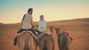 Albert Lin und Saeed Ben Al Abri reiten auf Kamelen, während Albert eine Expedition tief in den Oman führt, um nach Hinweisen zu suchen und das wahre Ausmaß und die Raffinesse einer verlorenen Wüstengesellschaft zu entdecken, die die größten Zivilisationen dieser Zeit begründete. (National Geographic)